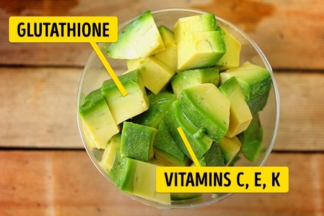 Bơ: Bơ là một “siêu thực phẩm” có chứa glutathione cùng với vitamin C và vitamin C, hoạt động như các chất chống oxy hoá, giúp trung hoà các gốc tự do rất có lợi cho sức khỏe của gan.